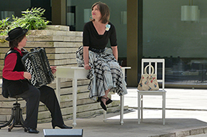 Bild: Christine Lather (re) und Patricia Draeger (li), Innenhof UBS, Europaallee 2015